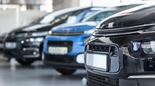 Prezydent podpisał ustawę o zielonych tablicach dla aut używanych. Wielka rewolucja na polskim rynku wtórnym