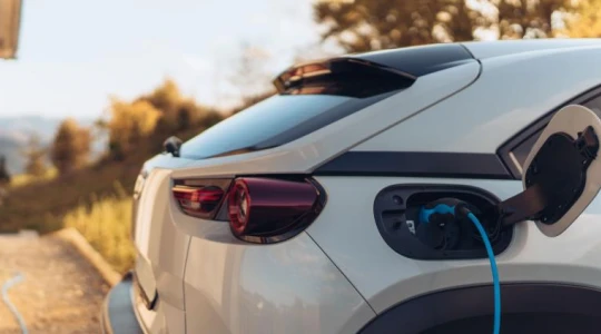 Co czwarty Polak planuje zakup elektryka, ale 70% z nas ma te same obawy. Znamy dane Barometru Nowej Mobilności 2026