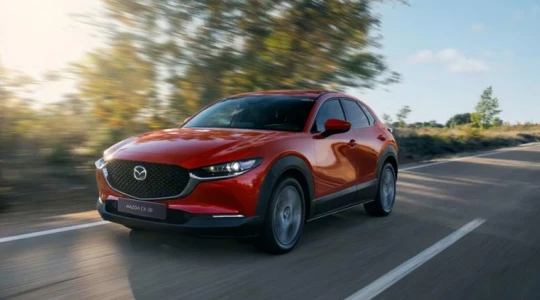 Mazda CX-30 po ważnych zmianach. Nowe systemy i bogatsze wyposażenie