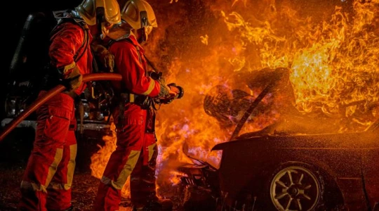 Samochody spalinowe palą się częściej niż elektryczne. Raport PSNM obala popularny mit